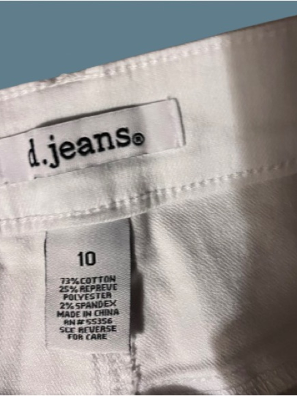 d. jeans White Mid-Length Cuffed Women's Shorts NWT Size 10 - Picture 2 of 5